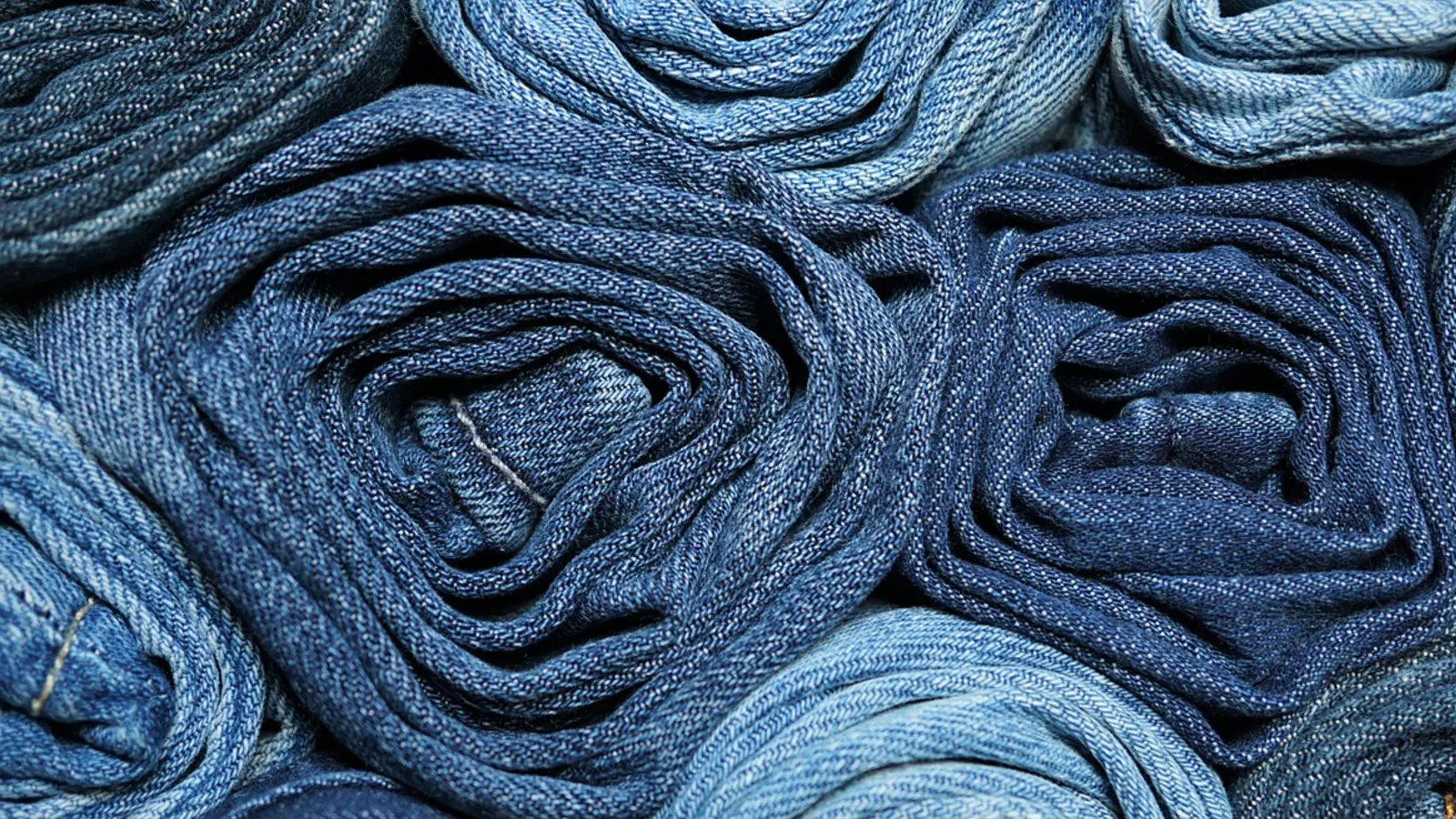 Transforma tu Ropa Vieja: Ideas de Upcycling para un Guardarropa Sostenible